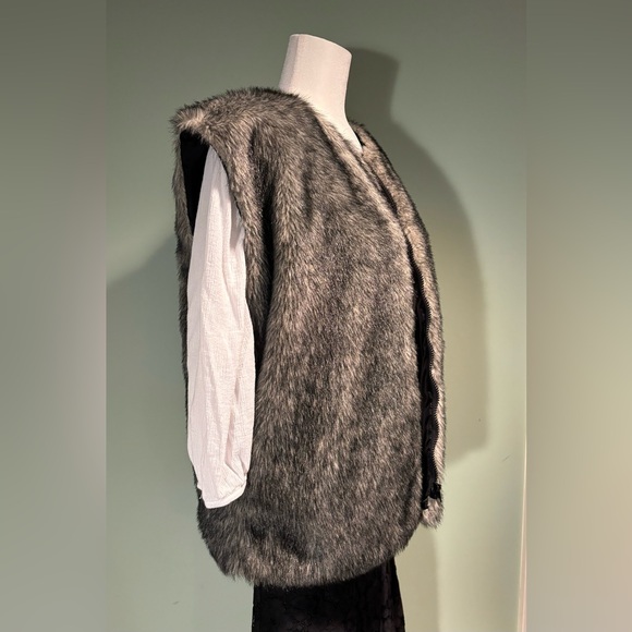 Women’s faux fur vest size L NWOT.  Made in Canada - Picture 2 of 8